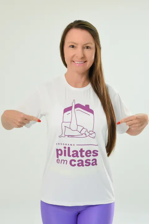 Professora Vanessa de Andrade com a camiseta do Pilates em Casa